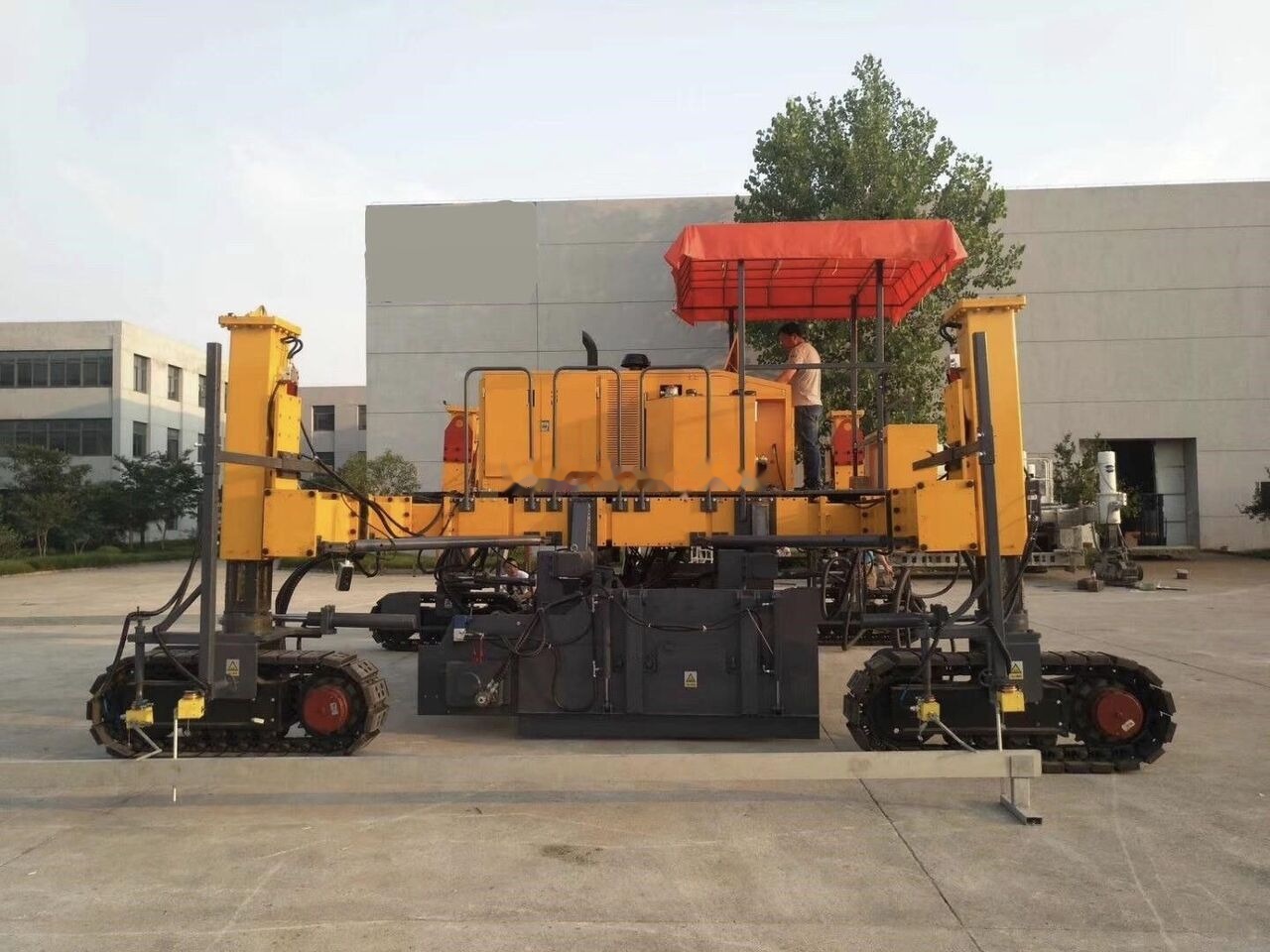 Kinglink MC6500 Concrete Slipform Paver - Extendedora de encofrado deslizante: foto 4 Kinglink MC6500 Concrete Slipform Paver - Extendedora de encofrado deslizante: foto 4