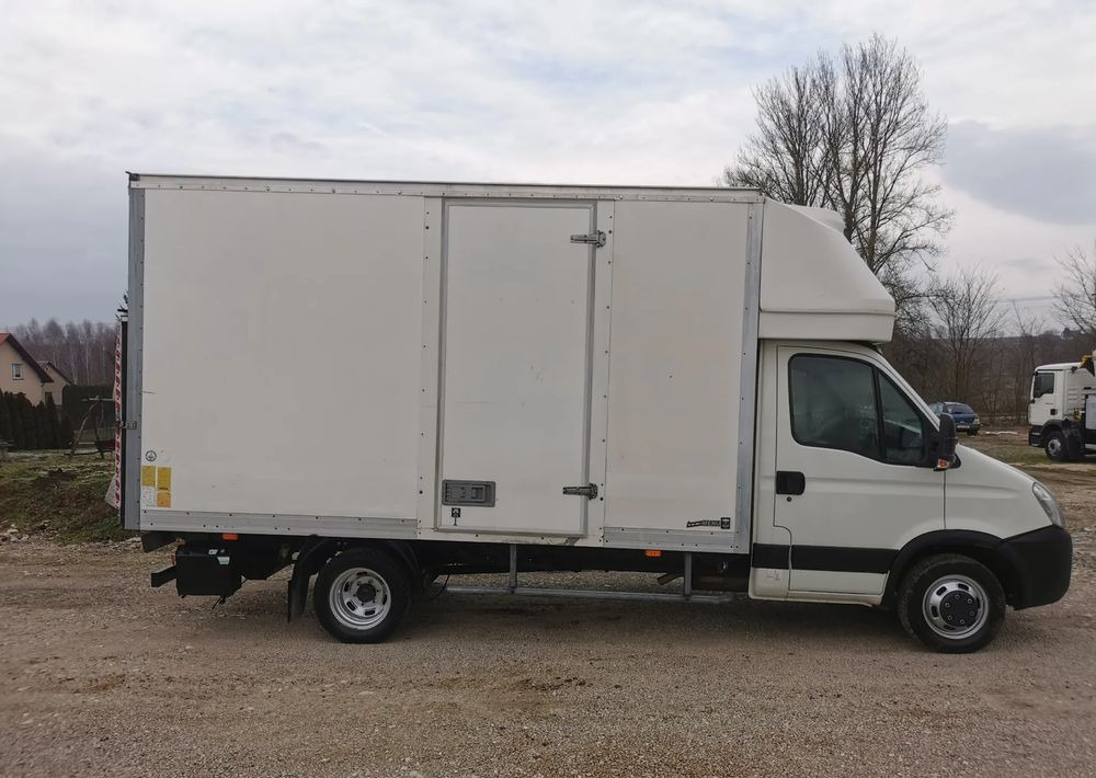 Iveco 3.0-150KM Daily 35C15 Kontener winda Dhollandia 750kg długi 35-150 Klimatyzacja długi rozstaw - Furgoneta: foto 4 Iveco 3.0-150KM Daily 35C15 Kontener winda Dhollandia 750kg długi 35-150 Klimatyzacja długi rozstaw - Furgoneta: foto 4