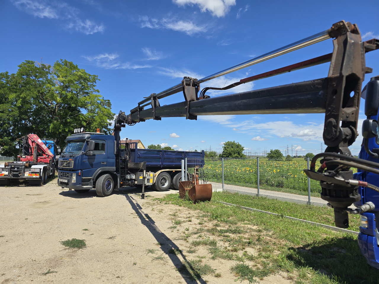 VOLVO FM 420 6X4 / KIPPER / CRANE HMF 1823 K4 - Volquete camión, Camión grúa: foto 4 VOLVO FM 420 6X4 / KIPPER / CRANE HMF 1823 K4 - Volquete camión, Camión grúa: foto 4
