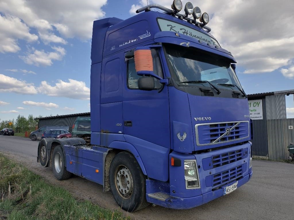 Volvo FH12 6x2 takateli veturi, leima 05/25 - Cabeza tractora: foto 2 Volvo FH12 6x2 takateli veturi, leima 05/25 - Cabeza tractora: foto 2