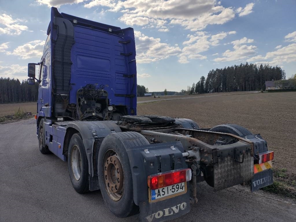 Volvo FH12 6x2 takateli veturi, leima 05/25 - Cabeza tractora: foto 4 Volvo FH12 6x2 takateli veturi, leima 05/25 - Cabeza tractora: foto 4