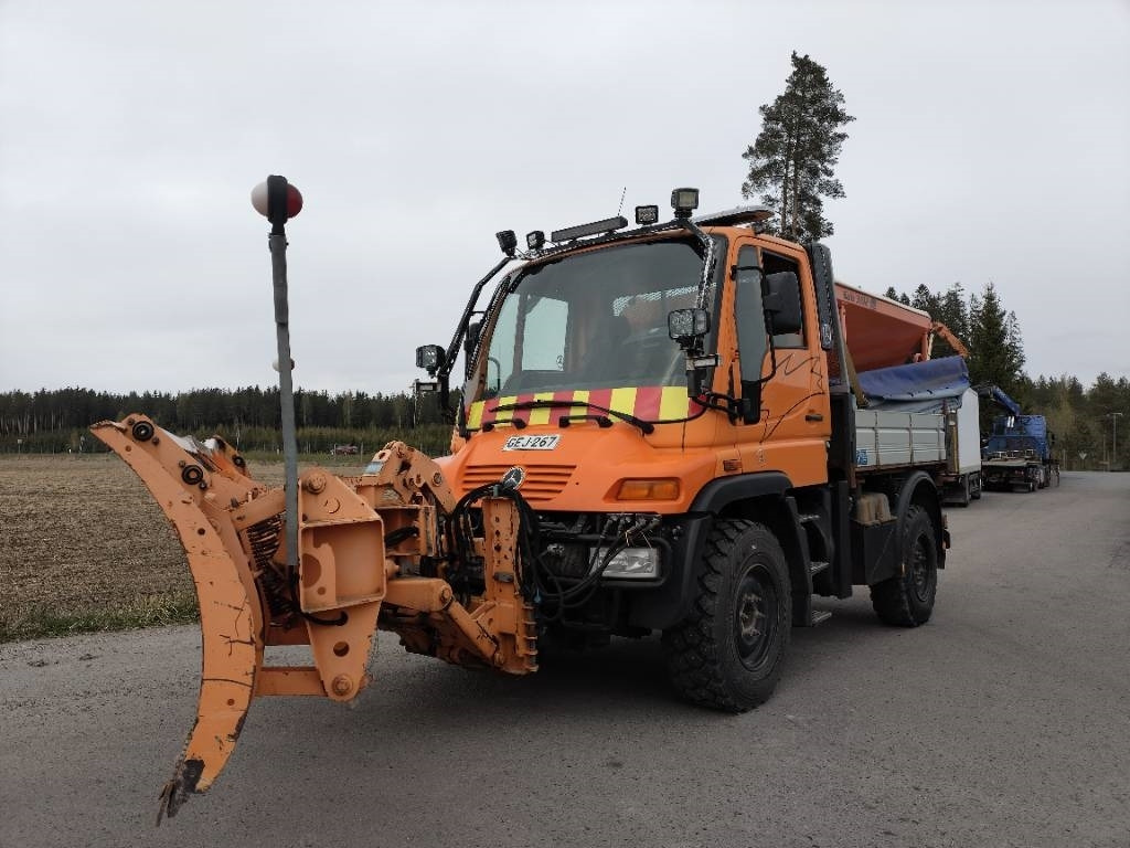 Mercedes-Benz Unimog ,hiekoitin,aura,kippilava - Máquina quitanieve: foto 1 Mercedes-Benz Unimog ,hiekoitin,aura,kippilava - Máquina quitanieve: foto 1