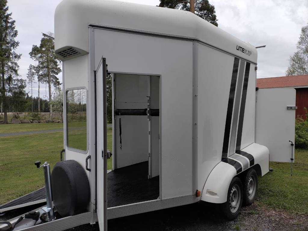 Umeå A45 Hevostraileri, etupurku - Transporte de ganado remolque: foto 3 Umeå A45 Hevostraileri, etupurku - Transporte de ganado remolque: foto 3