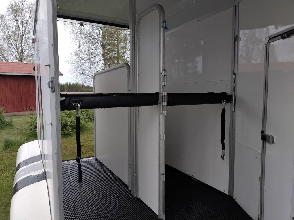 Umeå A45 Hevostraileri, etupurku - Transporte de ganado remolque: foto 5 Umeå A45 Hevostraileri, etupurku - Transporte de ganado remolque: foto 5