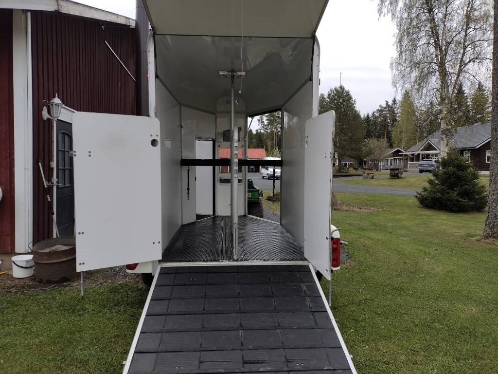 Umeå A45 Hevostraileri, etupurku - Transporte de ganado remolque: foto 2 Umeå A45 Hevostraileri, etupurku - Transporte de ganado remolque: foto 2