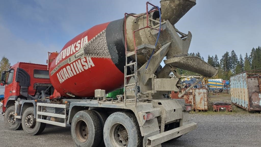 Volvo FM9 8x4 full steel,manual, mixer - Cisterna camión: foto 3 Volvo FM9 8x4 full steel,manual, mixer - Cisterna camión: foto 3