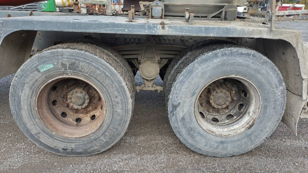 Volvo FM9 8x4 full steel,manual, mixer - Cisterna camión: foto 5 Volvo FM9 8x4 full steel,manual, mixer - Cisterna camión: foto 5