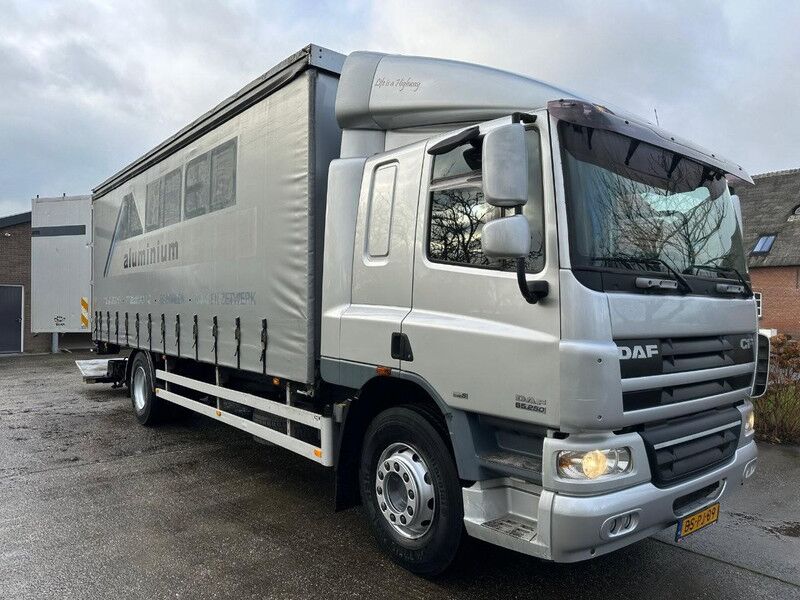 DAF FA CF 65 / NL TRUCK / EURO4 / CURTAINSIDE / SLIDING ROOF / TAILLIFT / NEW TÜV - Camión lona: foto 4 DAF FA CF 65 / NL TRUCK / EURO4 / CURTAINSIDE / SLIDING ROOF / TAILLIFT / NEW TÜV - Camión lona: foto 4
