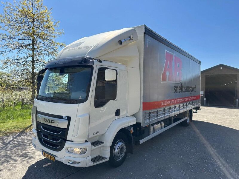 DAF LF 290 FA / NL TRUCK / 16T / SCHUIFZEIL / BAK+LAADKLEP / SCHUIFDAK / NIEUWE TACHO / AUTOMAAT / AIRCO / 1 BED - Camión lona: foto 1 DAF LF 290 FA / NL TRUCK / 16T / SCHUIFZEIL / BAK+LAADKLEP / SCHUIFDAK / NIEUWE TACHO / AUTOMAAT / AIRCO / 1 BED - Camión lona: foto 1