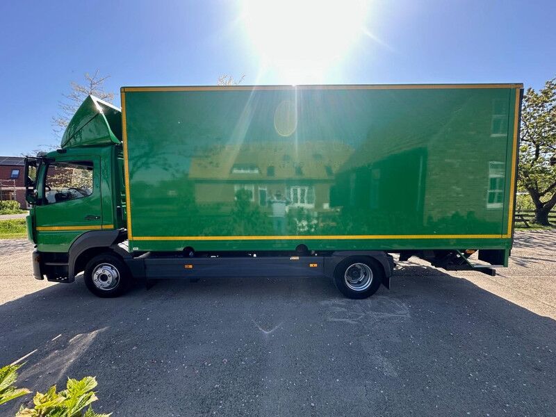 Mercedes-Benz ATEGO / NL TRUCK / SLECHTS 135.000KM / 10T / EURO 6 / AIRCO / LAADKLEP+ZIJDEUR / AUTOMAAT - Camión caja cerrada: foto 2 Mercedes-Benz ATEGO / NL TRUCK / SLECHTS 135.000KM / 10T / EURO 6 / AIRCO / LAADKLEP+ZIJDEUR / AUTOMAAT - Camión caja cerrada: foto 2