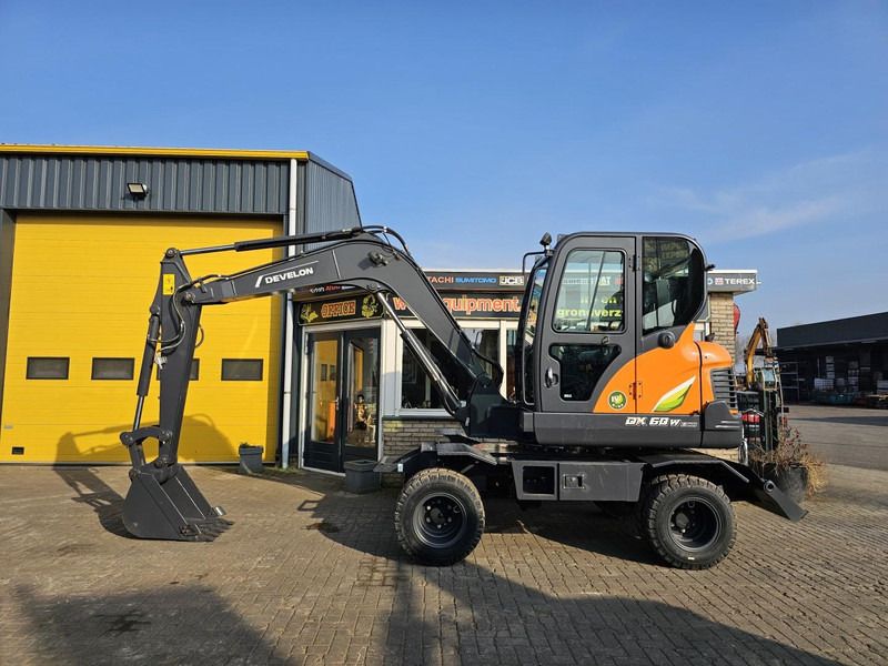Develon DX60WN ECO-1 - Excavadora de ruedas: foto 1 Develon DX60WN ECO-1 - Excavadora de ruedas: foto 1