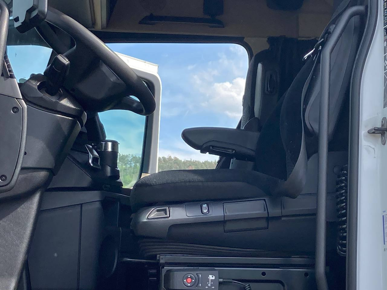 Foto del interior 1: Cabeza tractora Mercedes-Benz Actros 1845 LS 4x2 BigSpace