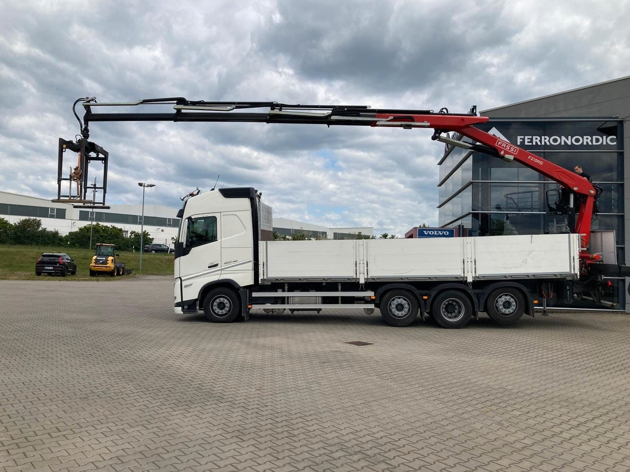 Volvo FH460 8x2 TRIDEM VLA&NLA gelenkt*FASSI F215AS.24 - Camión grúa: foto 1 Volvo FH460 8x2 TRIDEM VLA&NLA gelenkt*FASSI F215AS.24 - Camión grúa: foto 1