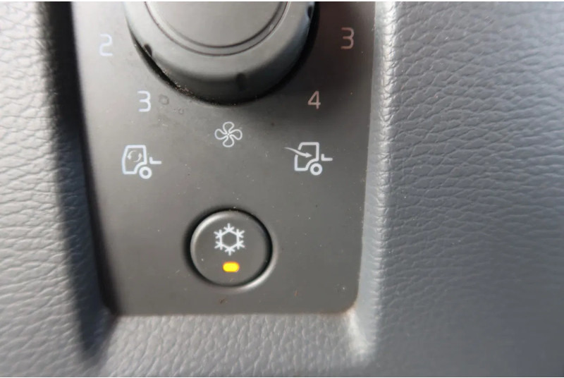 Camión caja cerrada Volvo FL Bak + Dhollandia klep 2000 Kg: foto 7