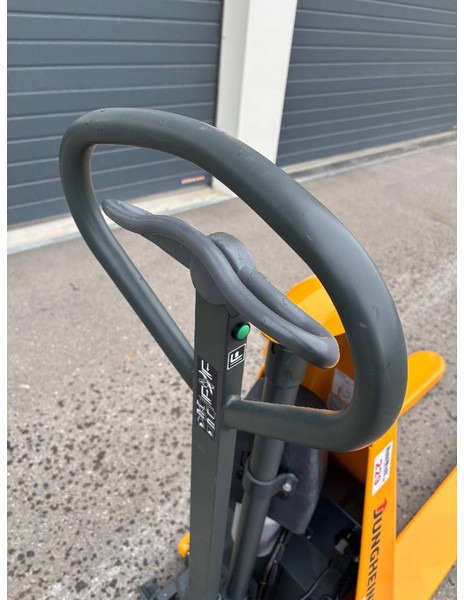 Jungheinrich Scherenhubwagen AMX 10e - Apilador: foto 3 Jungheinrich Scherenhubwagen AMX 10e - Apilador: foto 3