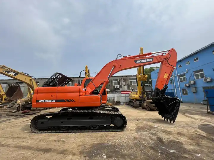 Best Selling DOOSAN excavator machine construction used machinery equipment dx225 used excavators in stock - Excavadora: foto 2 Best Selling DOOSAN excavator machine construction used machinery equipment dx225 used excavators in stock - Excavadora: foto 2