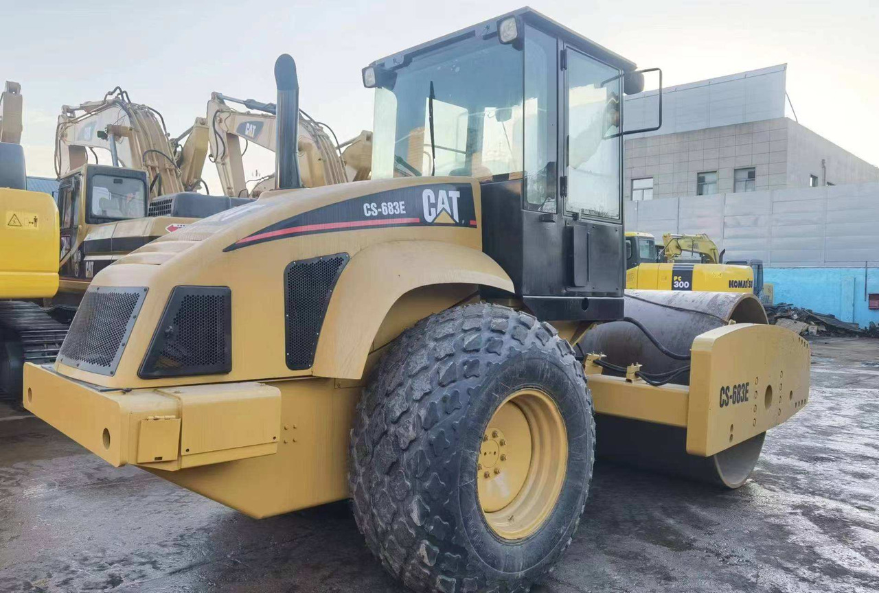Good Quality Road Roller Caterpillar Cs683e Used Original Japan Road Roller Cat Cs683e Caterpillar Compactor Rollers - Apisonadora de asfalto: foto 3 Good Quality Road Roller Caterpillar Cs683e Used Original Japan Road Roller Cat Cs683e Caterpillar Compactor Rollers - Apisonadora de asfalto: foto 3