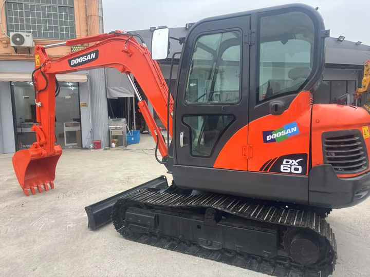 High Quality Hot Selling 6ton Second Hand Excavator Machine Mini Small Excavator DX60-9C Used Doosan Excavator for Sale DX60 - Excavadora: foto 3 High Quality Hot Selling 6ton Second Hand Excavator Machine Mini Small Excavator DX60-9C Used Doosan Excavator for Sale DX60 - Excavadora: foto 3