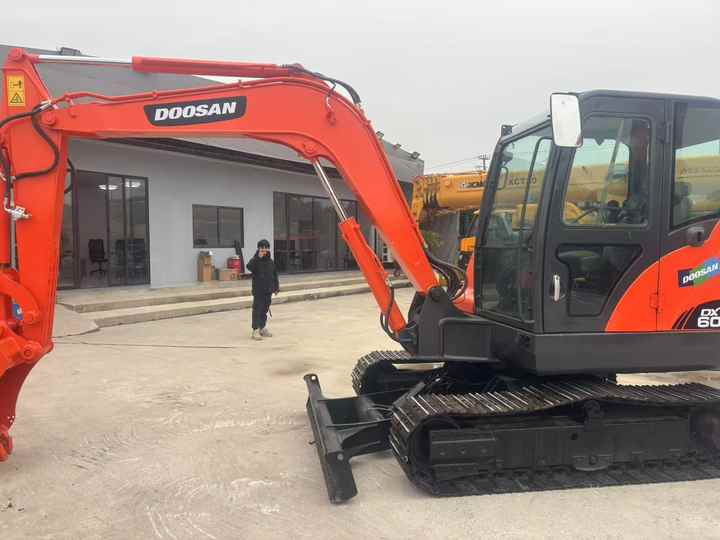 High Quality Hot Selling 6ton Second Hand Excavator Machine Mini Small Excavator DX60-9C Used Doosan Excavator for Sale DX60 - Excavadora: foto 4 High Quality Hot Selling 6ton Second Hand Excavator Machine Mini Small Excavator DX60-9C Used Doosan Excavator for Sale DX60 - Excavadora: foto 4