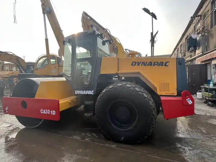 Hot-Selling Used Dynapac Ca30d Road Roller In Stock Good Condition And Quality Assurance Low Price And Low Working Hours On Sale - Apisonadora de asfalto: foto 4 Hot-Selling Used Dynapac Ca30d Road Roller In Stock Good Condition And Quality Assurance Low Price And Low Working Hours On Sale - Apisonadora de asfalto: foto 4