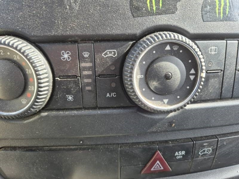 Foto del interior 2: Volquete camión Mercedes-Benz Tipper