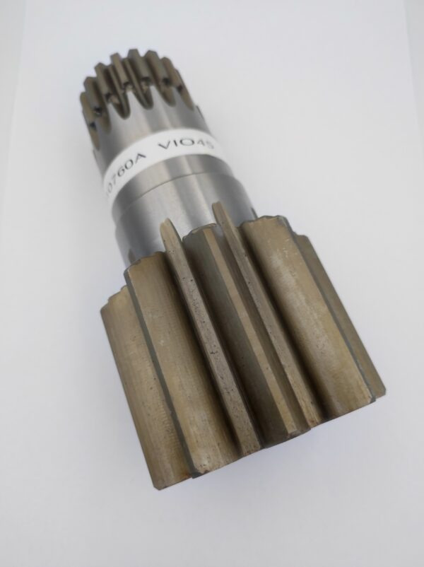 010760A Wałek silnika obrotu Yanmar VIO 45 - Reductor de giro para Maquinaria de construcción: foto 1 010760A Wałek silnika obrotu Yanmar VIO 45 - Reductor de giro para Maquinaria de construcción: foto 1