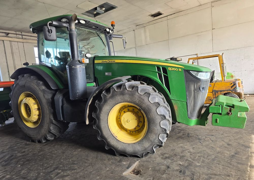 John Deere 8260R - Tractor: foto 2 John Deere 8260R - Tractor: foto 2