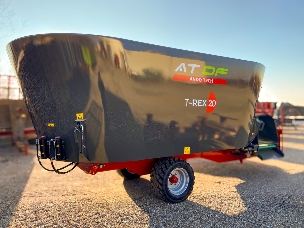Ando Tech Futtermischwagen / Feed mixer / Melangeuse / Carro di alimentazione / Remolque alimentador / Кормораздатчик / Wóz paszowy T-REX 24 m3 - Desensiladora: foto 1 Ando Tech Futtermischwagen / Feed mixer / Melangeuse / Carro di alimentazione / Remolque alimentador / Кормораздатчик / Wóz paszowy T-REX 24 m3 - Desensiladora: foto 1