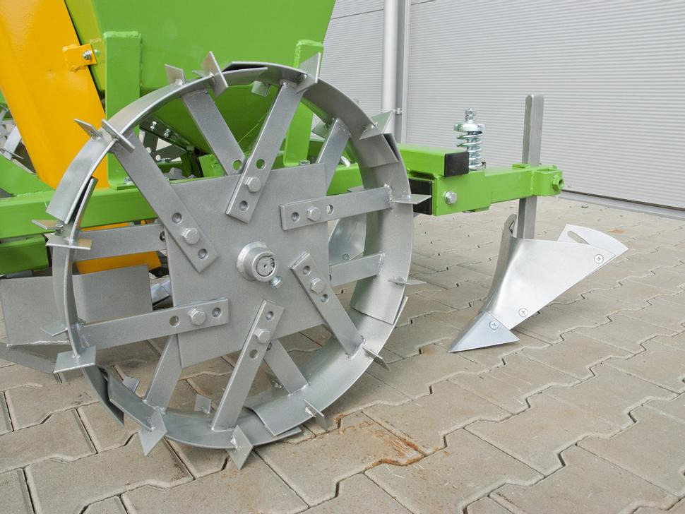 Bomet Kartoffelpflanzmaschine / Potato planter / Planteuse de pomme de terre / Piantapatate / Sadzarka ziemniaków - Plantadora de patatas: foto 4 Bomet Kartoffelpflanzmaschine / Potato planter / Planteuse de pomme de terre / Piantapatate / Sadzarka ziemniaków - Plantadora de patatas: foto 4