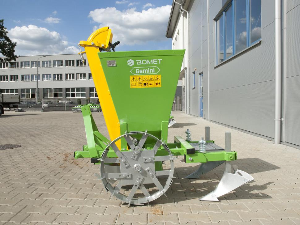 Bomet Kartoffelpflanzmaschine / Potato planter / Planteuse de pomme de terre / Piantapatate / Sadzarka ziemniaków - Plantadora de patatas: foto 3 Bomet Kartoffelpflanzmaschine / Potato planter / Planteuse de pomme de terre / Piantapatate / Sadzarka ziemniaków - Plantadora de patatas: foto 3