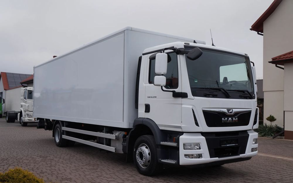 MAN TGM 12.290 / 15.290 EURO 6 KONTENER 20 PALET WINDA - Camión caja cerrada: foto 2 MAN TGM 12.290 / 15.290 EURO 6 KONTENER 20 PALET WINDA - Camión caja cerrada: foto 2