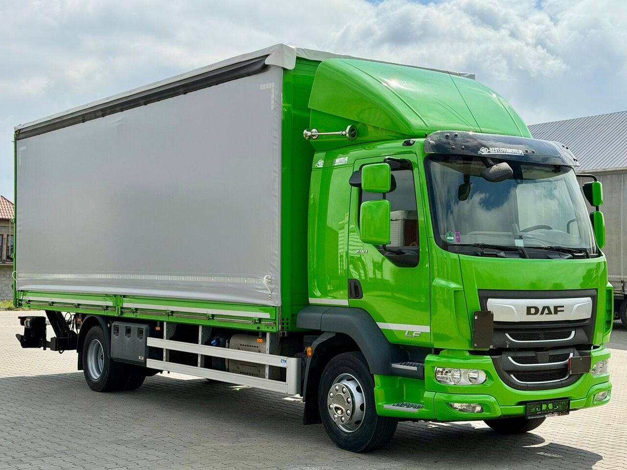 DAF LF 290 / BURTO - FIRANKA / WINDA / ŁADOWNOŚĆ 8572 KG / AUTOMAT / 280 TYŚ KM / 2020 ROK - Camión lona: foto 1 DAF LF 290 / BURTO - FIRANKA / WINDA / ŁADOWNOŚĆ 8572 KG / AUTOMAT / 280 TYŚ KM / 2020 ROK - Camión lona: foto 1