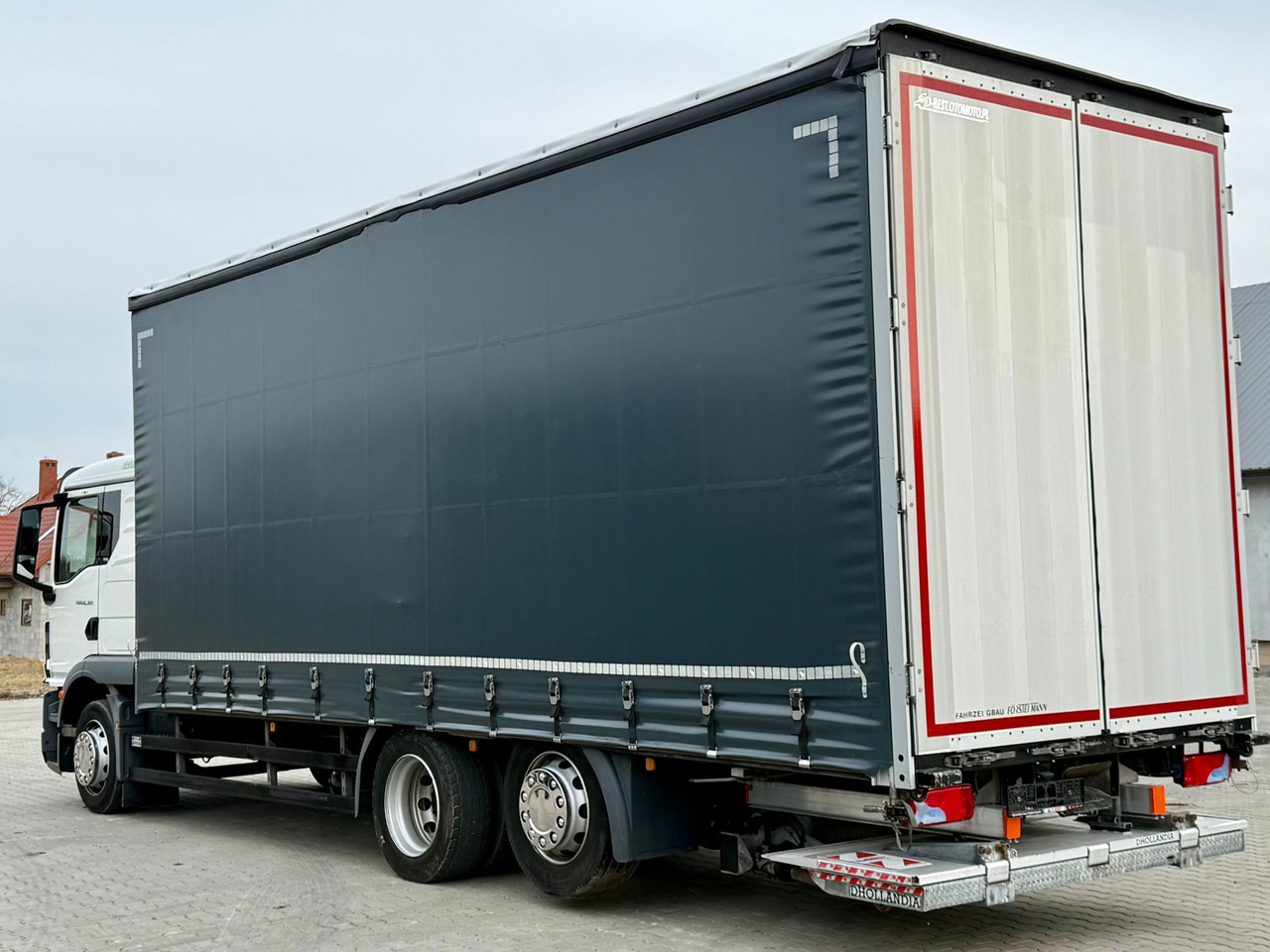 MAN TGM 26.320 / FIRANKA / WINDA / 30 TYŚ KM PRZEBIEGU / 6x2 / 3 OŚ PODNOSZONA I SKRĘTNA / 19 EUROPALET / ŁADOWNOŚĆ 16 084 KG / DACH PODNOSZONY HYDRAULICZNIE / 11.2022 ROK / JAK NOWY - Camión lona: foto 3 MAN TGM 26.320 / FIRANKA / WINDA / 30 TYŚ KM PRZEBIEGU / 6x2 / 3 OŚ PODNOSZONA I SKRĘTNA / 19 EUROPALET / ŁADOWNOŚĆ 16 084 KG / DACH PODNOSZONY HYDRAULICZNIE / 11.2022 ROK / JAK NOWY - Camión lona: foto 3