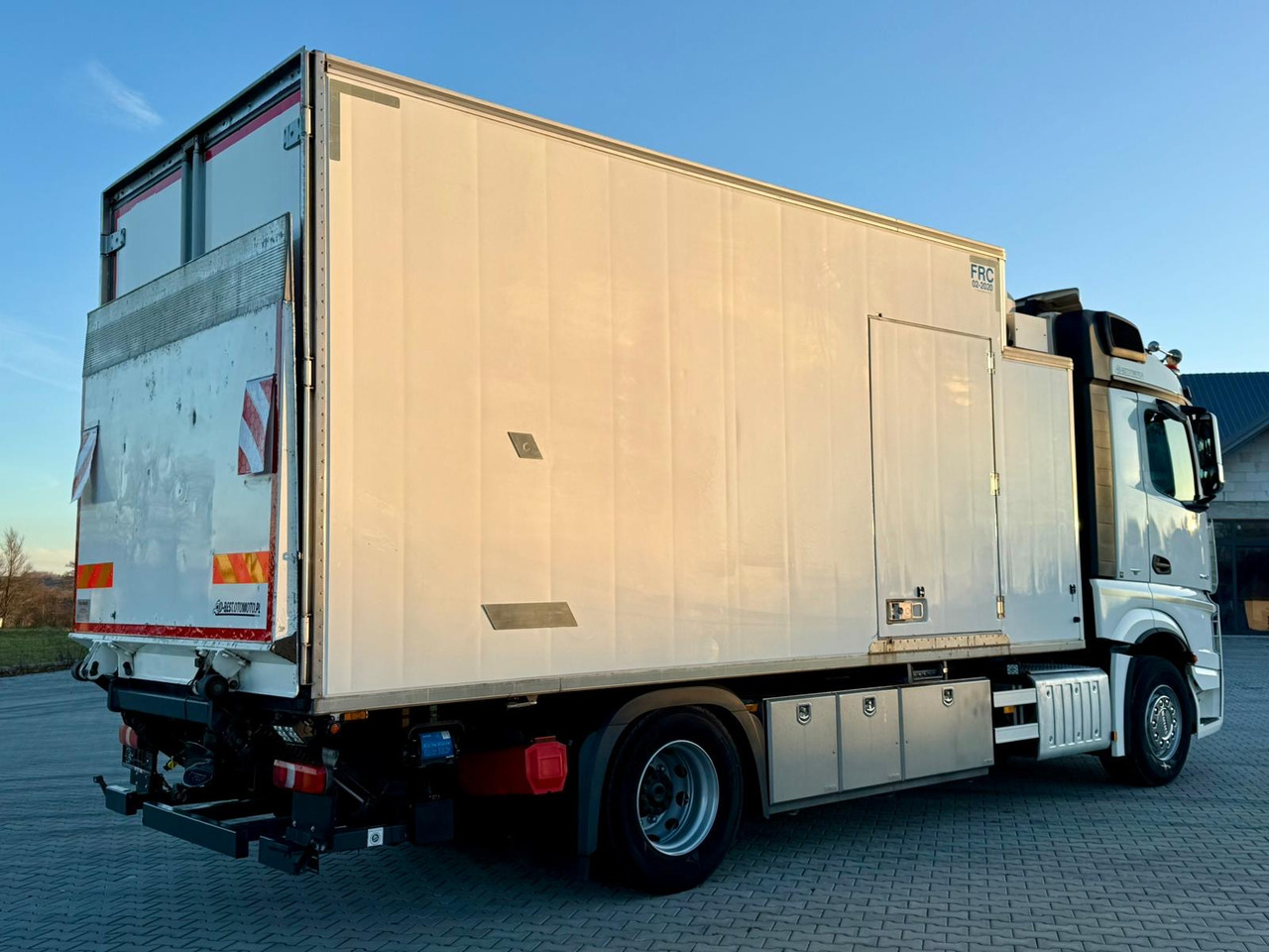 MERCEDES-BENZ ACTROS 1840 / CHŁODNIA / WINDA / 15 EUROPALET / 6.10 M DŁUGOŚCI / DUŻA KABINA / AUTOMAT / SPROWADZONY / SERWISOWANY / EURO 6 - Frigorífico camión: foto 3 MERCEDES-BENZ ACTROS 1840 / CHŁODNIA / WINDA / 15 EUROPALET / 6.10 M DŁUGOŚCI / DUŻA KABINA / AUTOMAT / SPROWADZONY / SERWISOWANY / EURO 6 - Frigorífico camión: foto 3