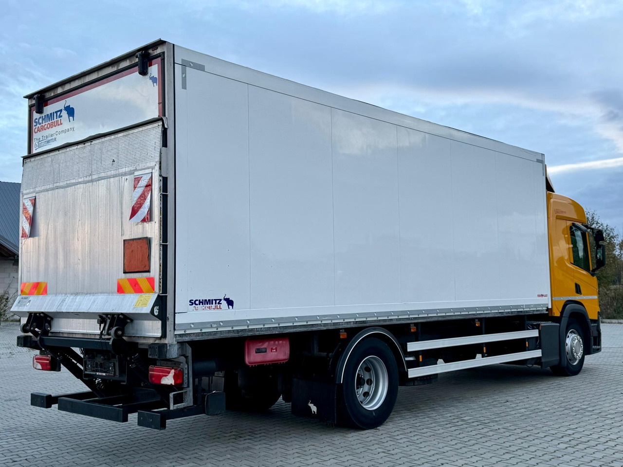 SCANIA P220 / IZOTERMA / WINDA / SCHMITZ / 18 PALET / SILNIK 6 / SYPIALKA / 2019 ROK / NISKI PRZEBIEG - Isotérmico camión: foto 4 SCANIA P220 / IZOTERMA / WINDA / SCHMITZ / 18 PALET / SILNIK 6 / SYPIALKA / 2019 ROK / NISKI PRZEBIEG - Isotérmico camión: foto 4