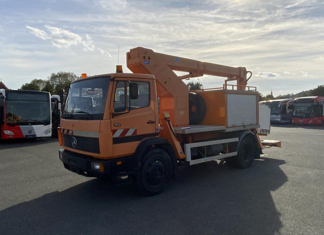 Mercedes-Benz 1117 - Camión con plataforma elevadora: foto 2 Mercedes-Benz 1117 - Camión con plataforma elevadora: foto 2