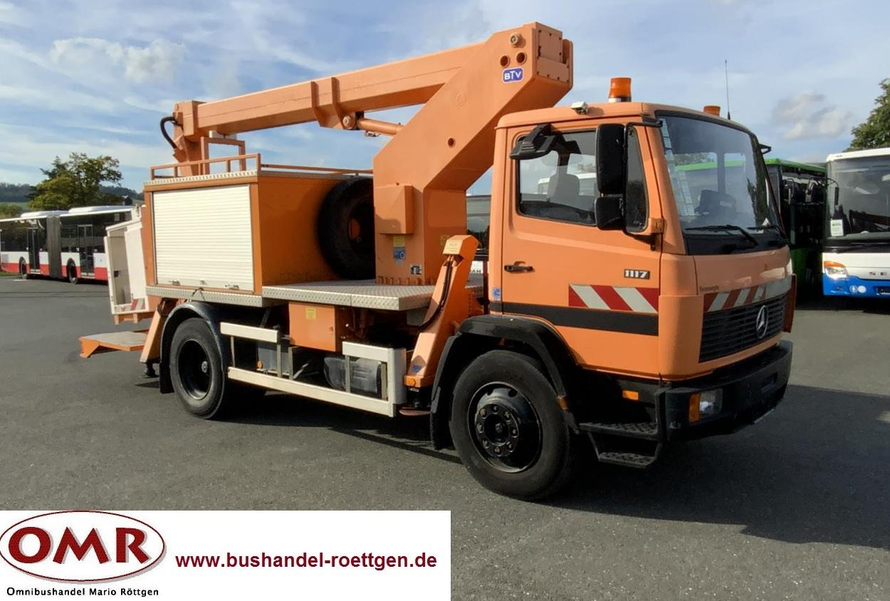 Mercedes-Benz 1117 - Camión con plataforma elevadora: foto 1 Mercedes-Benz 1117 - Camión con plataforma elevadora: foto 1