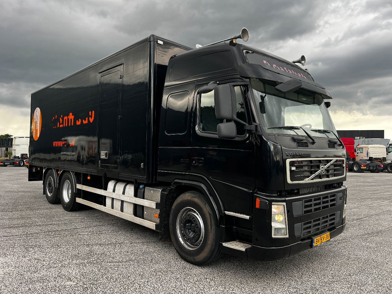 Volvo FM 9.300 Globe 6x2, Euro 5 - Camión caja cerrada: foto 2 Volvo FM 9.300 Globe 6x2, Euro 5 - Camión caja cerrada: foto 2