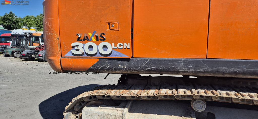 Hitachi ZX 300LCN-6 Schaden imHeckbereich, läuft aber !! 8125 h - Excavadora de cadenas: foto 3 Hitachi ZX 300LCN-6 Schaden imHeckbereich, läuft aber !! 8125 h - Excavadora de cadenas: foto 3