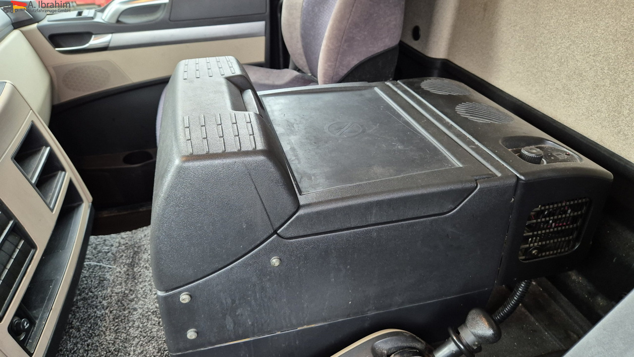 MAN 8.250 7,30 m Koffer, Navi, Topzustand - Furgoneta: foto 4 MAN 8.250 7,30 m Koffer, Navi, Topzustand - Furgoneta: foto 4