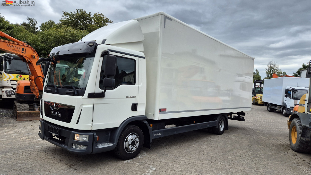 MAN 8.250 7,30 m Koffer, Navi, Topzustand - Furgoneta: foto 1 MAN 8.250 7,30 m Koffer, Navi, Topzustand - Furgoneta: foto 1