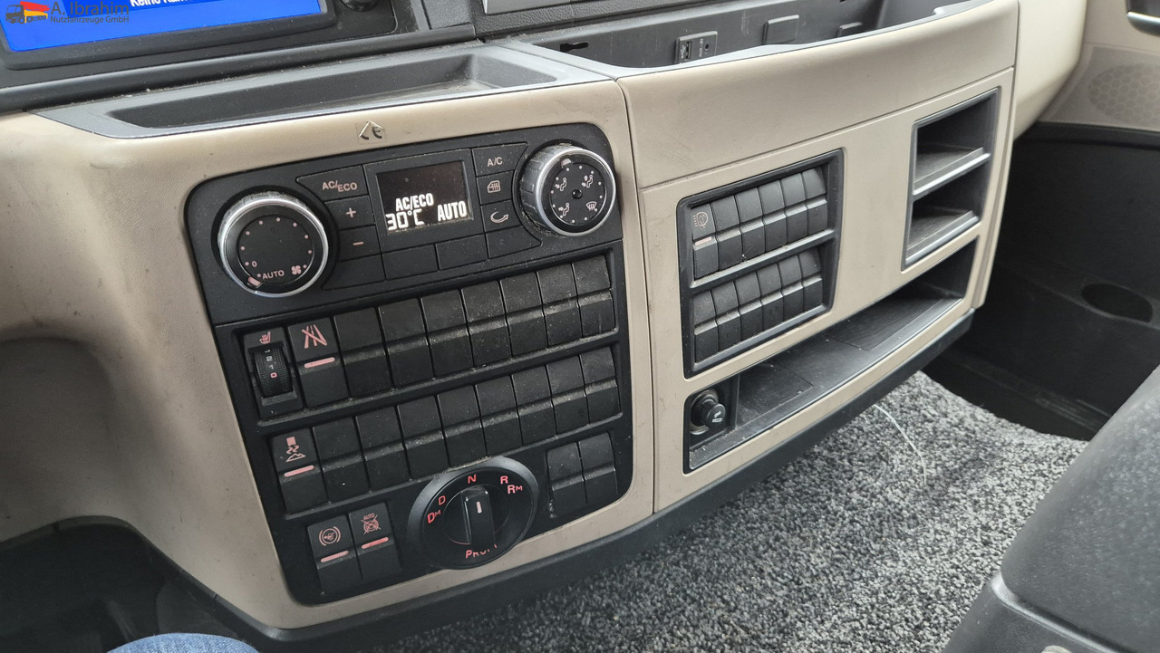 MAN 8.250 7,30 m Koffer, Navi, Topzustand - Furgoneta: foto 3 MAN 8.250 7,30 m Koffer, Navi, Topzustand - Furgoneta: foto 3