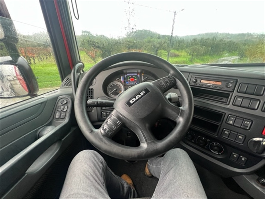 Foto del interior 1: Cabeza tractora DAF XF 105 460