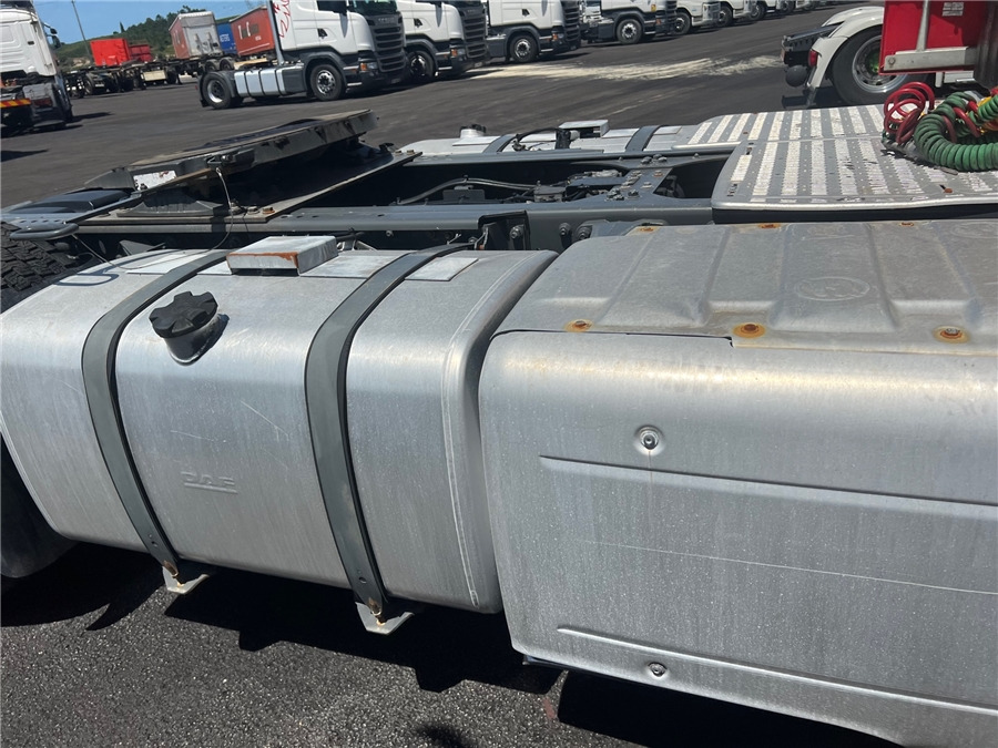 Cabeza tractora DAF XF 105 460: foto 17