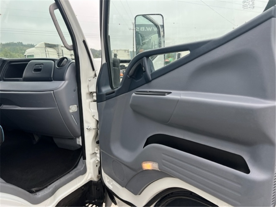 Isotérmico camión Mitsubishi 7C18: foto 10