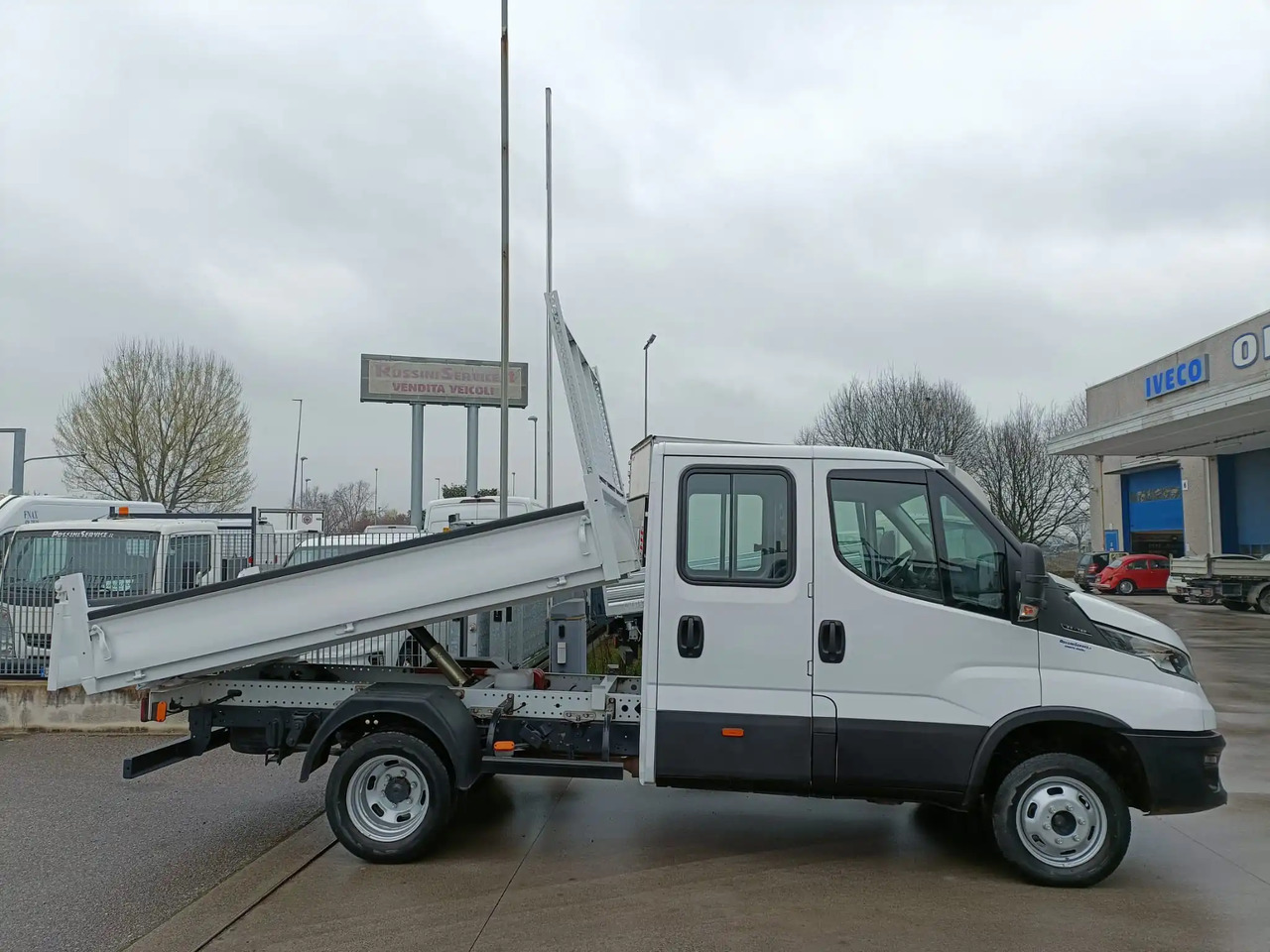 IVECO DAILY 35C14 DOPPIA CABINA RIBALTABILE 2.3 - Volquete furgoneta: foto 3 IVECO DAILY 35C14 DOPPIA CABINA RIBALTABILE 2.3 - Volquete furgoneta: foto 3