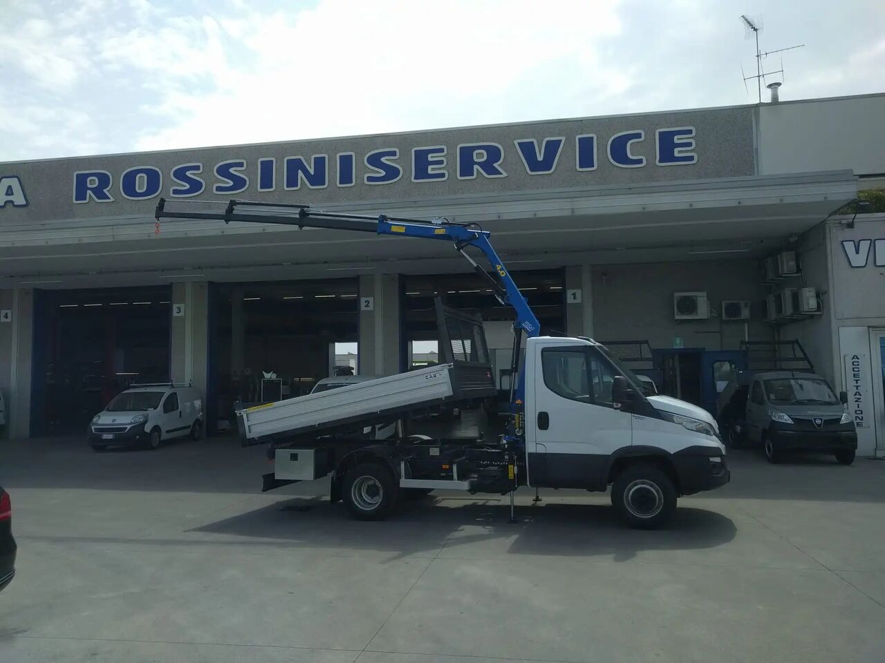 IVECO DAILY 60C18 RIBALTABILE CON GRU - Volquete camión: foto 2 IVECO DAILY 60C18 RIBALTABILE CON GRU - Volquete camión: foto 2