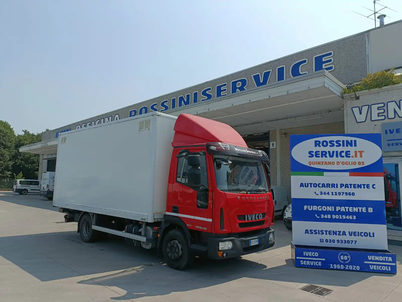 IVECO EUROCARGO 120EL22 - Camión caja cerrada: foto 1 IVECO EUROCARGO 120EL22 - Camión caja cerrada: foto 1