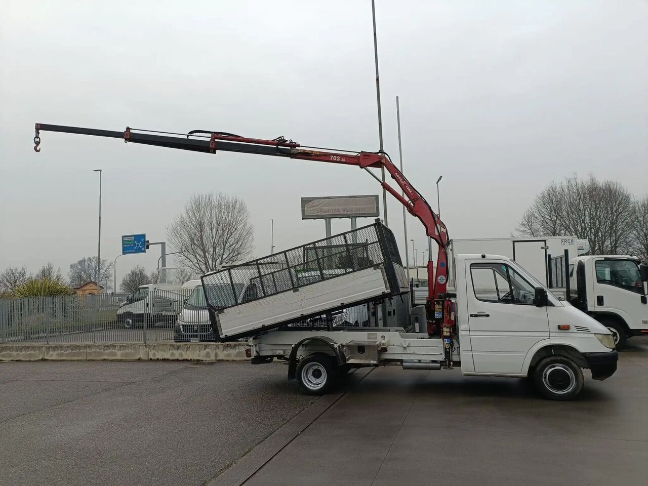 MERCEDES RIBALTABILE CON GRU - Volquete furgoneta: foto 2 MERCEDES RIBALTABILE CON GRU - Volquete furgoneta: foto 2