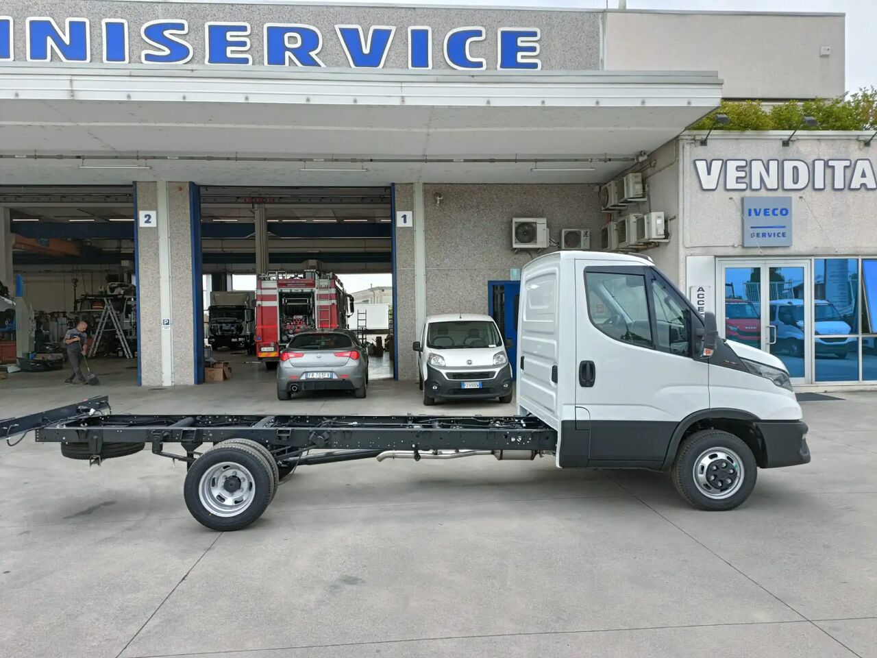 IVECO DAILY 35C18 MOD. 2025 3.000 CC TELAIO NUOVO 3750 - Vehículo comercial ligero: foto 4 IVECO DAILY 35C18 MOD. 2025 3.000 CC TELAIO NUOVO 3750 - Vehículo comercial ligero: foto 4